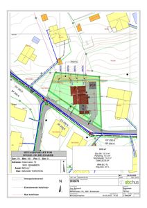 Situasjonsplan som viser tomtens grenser, eksisterende og nye kotelinj, samt bygningens plassering i forhold til veier og naboeiendommer.