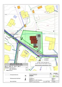 Situasjonskart som viser tomtens grenser, naboeiendommer, vegnett og arealdata for en byggesak.