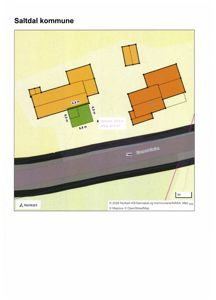 Situasjonsplan som viser to bygninger på en tomt i forhold til en vei (Evenskjervegen). Planen inkluderer mål på bygningene og en skala.