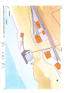 Situasjonsplan som viser tomtens beliggenhet i forhold til nabolag, vei, havn og topografi.