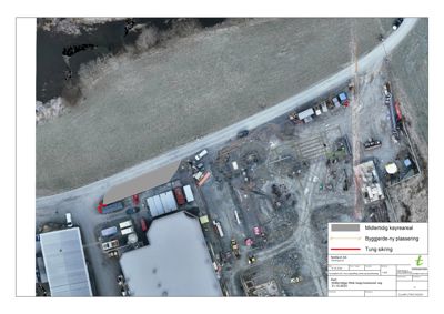 Flyfoto eller satellittbilde av et byggefelt med overlagte tegninger som viser midlertidig køyreareal, bygningsplassering og sikring.
