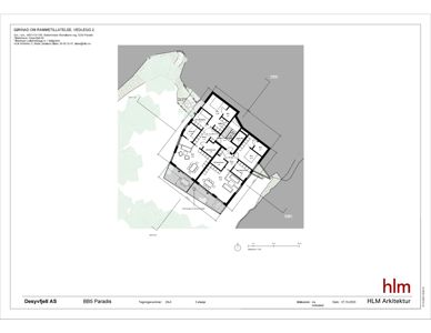 Situasjonsplan som viser bygningens plassering i forhold til tomme, vann og naboeiendommer.