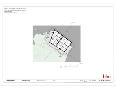 Situasjonsplan som viser bygningens plassering i forhold til tomme og naboeiendommer.