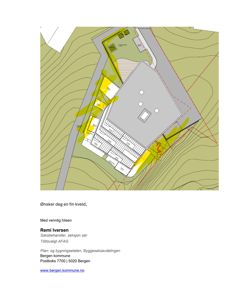 Situasjonsplan som viser bygningens plassering på tomt med høydekurver, veier og arealer.