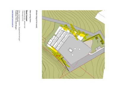 Situasjonsplan som viser bygningens plassering på tomt med høydekurver, veier og områder markert med gult (sannsynligvis vind eller sollys).