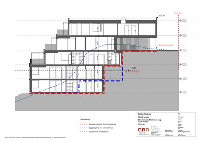 Snittegning (Snitt A) som viser bygningens tverrsnitt, høyder, terrenglinjer og romfordeling.