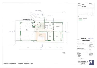 Etasjeplan for 1. etasje av en bolig, som viser romfordeling, mål og snittlinjer.