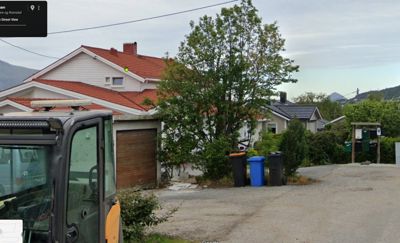 Fotografi av en eksisterende bolig med garasje, sett fra en vei eller gate.