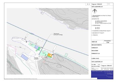 Situasjonsplan som viser tomtens form, terrengforhold (konturlinjer), nabobebyggelse og plassering av nye og eksisterende bygninger.