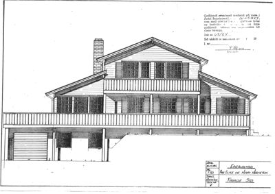 Fasadetegning av en toetasjes bygning med garage, balkonger og takform. Tegningen viser detaljer som vinduer, dører, takhøyde og konstruksjonsdetaljer.