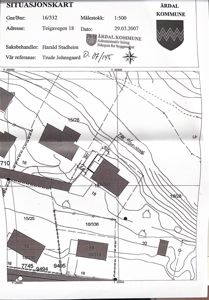 Situasjonskart som viser tomtens beliggenhet, nabotomter, høydeforhold og bygningsplassering.
