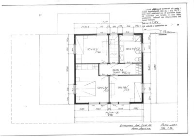 Etasjeplan (loft) som viser romfordeling, mål og plassering av dører og vinduer.