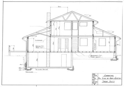 Tverrsnitttegning av en toetasjes bygning som viser høyder, takform og konstruksjon.