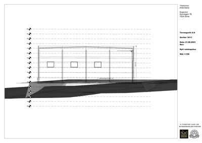 Snittegning (Terrengsnitt A-A) som viser bygningens høyde i forhold til terrenget.