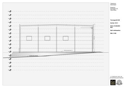 Tørrengsnitt B-B av et nytt redaksjonshus som viser bygningens høyde, takform og grunnplan i forhold til terrenget.