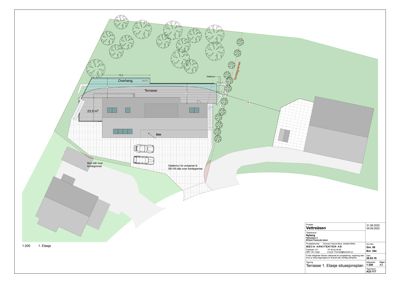 Situasjonsplan som viser bygningens plassering på tomten, tilstøtende eiendom, parkeringsplass og omgivende beplantning.