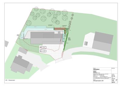 Situasjonsplan som viser bygningens plassering på tomten, tilstøtende eiendommer, vegger, og planlagt beplantning.