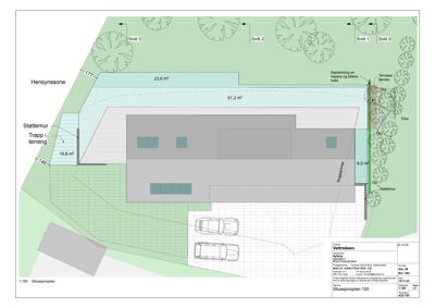 Situasjonsplan som viser bygningens plassering på tomten, tilstøtende arealer, snittlinjer og parkeringsplasser.