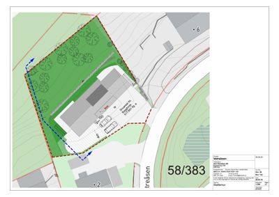 Situasjonsplan som viser bygningens plassering på tomten, tilstøtende eiendomsgrenser, og omgivende terreng.