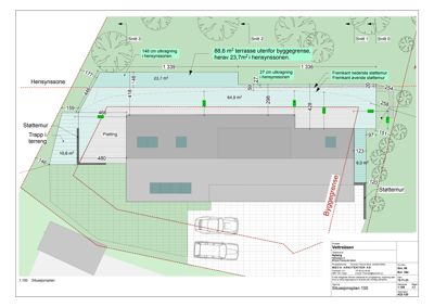 Situasjonsplan som viser bygningens plassering i forhold til byggegrense, hensynssone, støttemurer og terrengforhold.