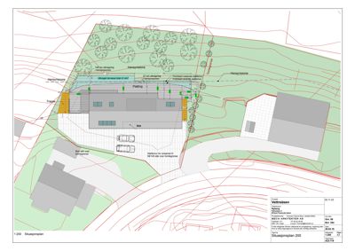Situasjonsplan som viser bygningens plassering på tomten, tilstøtende eiendom, terrengforhold og hensynssoner.