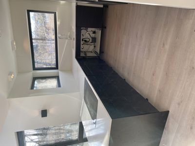 Fotografi av en moderne badstue eller badeværelse under bygging eller renovering.