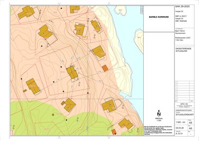 Situasjonskart som viser eksisterende bebyggelse, topografi og eiendelsgrenser for Varpet 33 i Bamble kommune.