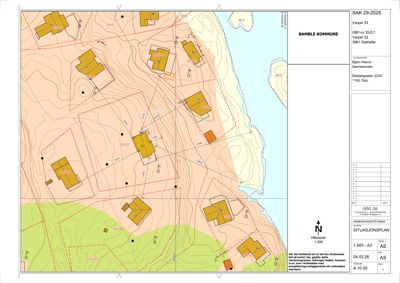 Situasjonsplan som viser tomtens beliggenhet, nabolag, høydeforhold (konturlinjer) og vannkropp.