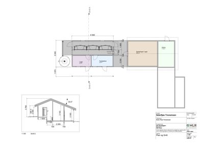 Bildet viser en tegning med etasjeplan (Plan) og et snitt (Snitt A) av en bygning. Tegningen inneholder rombetegnelser, dimensjoner og en tegningsskala.