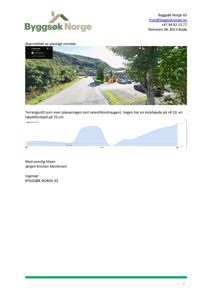 Et fotografi av et planlagt område med en vei og parkeringsplass, inkludert et terrengsnitt som viser høydeforskjeller.