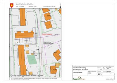 Situasjonsplan som viser bygningers plassering på tomt, gater, og infrastruktur som vann- og avløpsledninger.