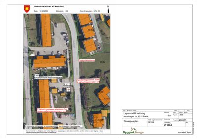 Situasjonsplan som viser tomtens beliggenhet, naboeiendommer, parkeringsplasser og planlagte endringer i området.