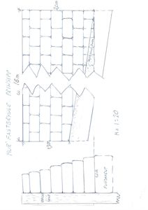 En håndtegnet prinsippfigur som viser hvordan en murfastbrygge (en type grunnforsterkning) skal bygges opp i flere trinn, med angivelse av dimensjoner og forhold mellom lag.