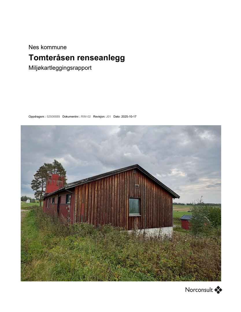 Fotografi av en gammel, brun trebygning (trolltun) i en grønn, åpen landskapssituasjon.