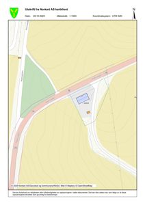 Situasjonsplan (tomtekart) som viser bygningens plassering i forhold til veier (Hvamsvingen, Hemmestadvegen) og terrenget.
