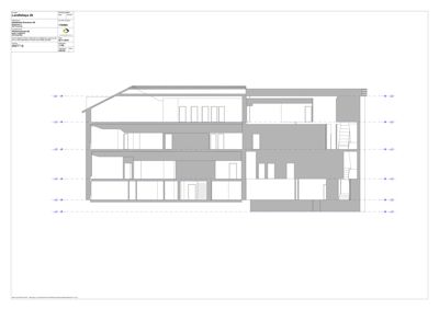 Snittegning som viser tverrsnittet av en bygning med flere etasjer, trapper og romfordeling.