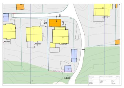 Situasjonsplan som viser tomt, naboeiendommer, veier og høydeforhold.