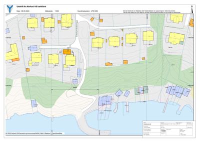 Situasjonsplan som viser tomtens beliggenhet i forhold til nabolag, veier og vann. Den inneholder også en detaljtegning for en garasje.