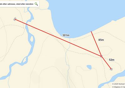 Kartutsnitt som viser et område med vann, terrengkonturer og tre punkter med avstandsmålinger mellom dem.