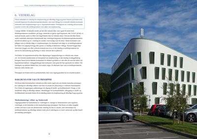 Fotografi av en moderne bygning med hvite vegger og mørke vinduer, sett fra et lavt vinkel med bilparkering foran.