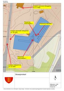 Situasjonskart som viser plassering av bygninger, veier og topografi med annotasjoner om avstander og plassering av antennefeste.