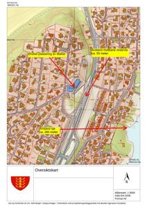Oversiktskart (situasjonsplan) som viser et område med bebyggelse, veier og vann. Kartet inneholder en markert blå bygning ('Ønsket plassering av tiltaket') og angitte avstander til motorvei og sjø.
