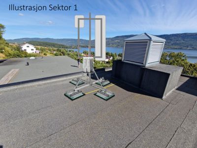 Fotografi av et tak med en ventilasjonsutløp og en teknisk enhet (sannsynligvis en solcellepanel eller sensor) plassert på taket. Bakgrunnen viser et landskap med vann og fjell.