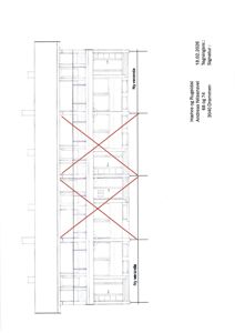 Etasjeplan (eller etasjetegning) som viser romfordeling og arkitektoniske detaljer for en bygning, med merking av 'Ny veranda' og røde kryss som indikerer endringer eller utgåtte deler.