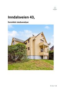 Fotografi av en gul villa med gresshage og busker foran.