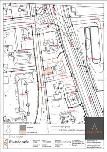Situasjonsplan som viser tomtgrenser, nabotomter, gater og endringer i etasjeplan (utvidelse og nye parkeringsplasser).