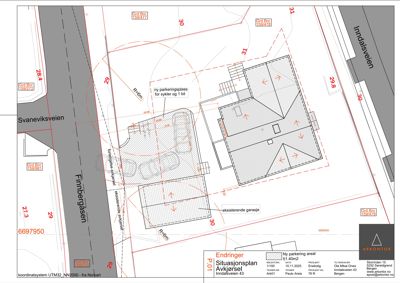 Situasjonsplan som viser tomtens grenser, eksisterende og ny garasje, parkeringsplasser, veier og innmåling.