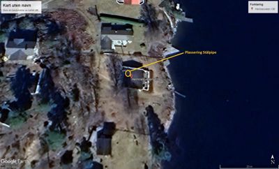 Satellittbilde (Google Earth) som viser tomt og nabolag med markering av bygning og plassering av stålpipe.