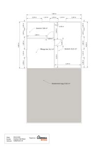 Etasjeplan som viser romfordeling, mål og areal for et hus.