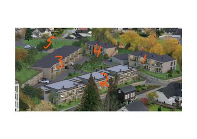 3D-visualisering (rendering) av et boligprosjekt med flere hus, omgitt av natur og eksisterende bebyggelse. Bildet har håndtegnede tall (1-5) som markerer spesifikke enheter.